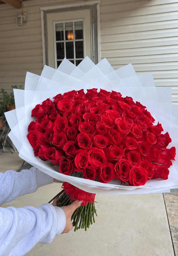 Ramo de 75 rosas rojas en wrap blanco